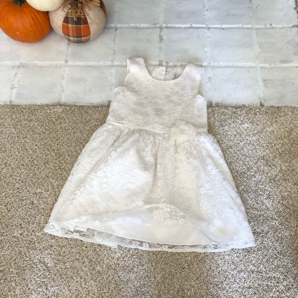 Girls size 5 white lace dress. Great for Easter!